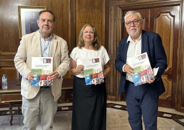 El CEMOP entrega el Barómetro de verano 2025 a la presidenta de la Asamblea Regional, Visitación Martínez.