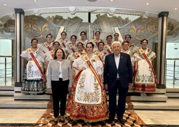 La Reina de la Huerta y su corte de honor visitan la Asamblea Regional