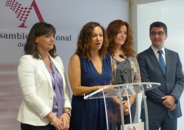 Isabel María Casalduero Jódar (Socialista), presidenta de la Comisión, y los diputados Isabel María Soler Hernández (Popular), María Ángeles García Navarro (Podemos) y Miguel Ángel López Morell (Ciudadanos-Partido de la Ciudadanía) 