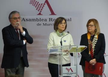 Rosa Peñalver, presidenta de la Asamblea Regional, Juan José García Escribano, codirector del CEMOP, y María Isabel Sánchez-Mora, responsable de relaciones con la Universidad