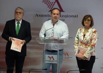 La presidenta de la Asamblea, Rosa Peñalver, y los codirectores del CEMOP, Juan José García Escribano e Ismael Crespo