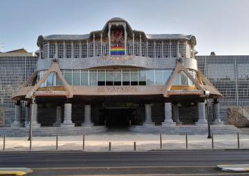 La Asamblea Regional exhibe la pancarta arcoiris con motivo del Día Internacional contra la Homofobia, la Transfobia y la Bifobia