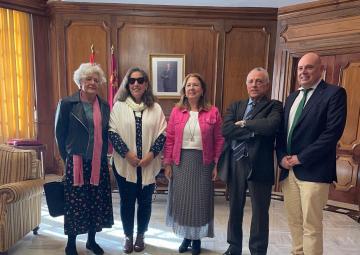 La presidenta de la Asamblea Regional, Visitación Martínez, ha recibido esta mañana a la Plataforma del Tercer Sector de la Región de Murcia