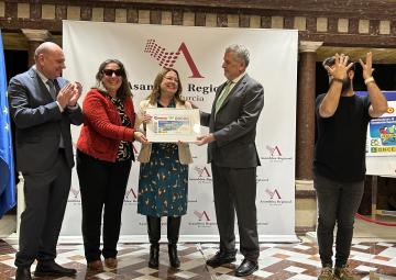 La presidenta de la Asamblea recibe de manos de la ONCE la lámina del cupón que se venderá el próximo 1 de marzo La presidenta de la Asamblea recibe de manos de la ONCE la lámina del cupón que se venderá el próximo 1 de marzo