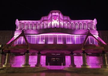 Foto de archivo: la fachada principal de la Asamblea Regional de Murcia iluminada de color fucsia