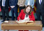 Visitación Martínez, presidenta de la Asamblea Regional de Murcia, firma en el Libro de Honor de la Asamblea de Madrid