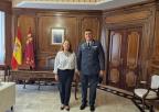 La presidenta de la Asamblea Regional de Murcia, Visitación Martínez, junto al teniente coronel Juan Ramonell Mas.