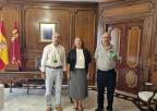 La presidenta de la Asamblea Regional de Murcia, Visitación Martínez, junto con Ángel Ferrández y Alberto Tárraga, presidente y vicepresidente respectivamente de la Academia de Ciencias de la Región de Murcia