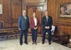 La presidenta de la Asamblea Regional de Murcia, Visitación Martínez, junto con el presidente y el secretario general de la Academica de Ciencias Veterinarias de la Región de Murcia, Cándido Gutiérrez Panizo y Antonio Rouco Yáñez