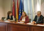 La presidenta de la Asamblea Regional de Murcia, Visitación Martínez, junto con la Junta de Gobierno del Colegio Oficial de Graduados Sociales de Murcia