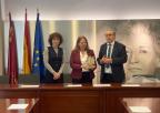 La presidenta de la Asamblea Regional de Murcia, Visitación Martínez, junto con la Junta de Gobierno del Colegio Oficial de Graduados Sociales de Murcia