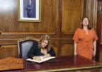 Astrid María Pérez Batista ha firmado en el Libro de Oro de la Asamblea Regional de Murcia