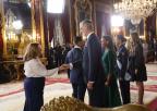 La presidenta de la Asamblea Regional, Visitación Martínez, en la recepción de SS.MM. los Reyes de España (© Casa de S.M. el Rey)
