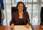 La concejala de Comercio del Ayuntamiento de Yecla, Magdalena Martínez Rovira, previamente a su comparecencia ante la Comisión Especial de Estudio sobre el Pequeño Comercio en la Región de Murcia