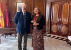 La presidenta de la Asamblea recibe al hermano mayor de la Cofradía del Cristo del Socorro