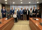 La presidenta de la Plataforma de Organizaciones de la Infancia de la Región de Murcia, Juana López Calero, con los miembros de la Comisión Especial de Estudio sobre Infancia y Adolescencia