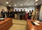 La presidenta del Colegio Oficial de Enfermería de la Región de Murcia, Amelia Corominas García, con los miembros de la Comisión de Sanidad y Política Social