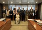 El presidente de HOSTETUR, José Catalá Sanjuan, con los miembros de la Comisión de Industria, Trabajo, Comercio y Turismo