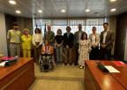 La presidenta de la Asociación de Atención Temprana de la Región de Murcia, Guadalupe Álvarez-Rodríguez Desch, con los miembros de la Comisión Especial de Estudio sobre Infancia y Adolescencia