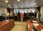 La presidenta de la Federación Murciana de Asociaciones de Amas de Casa, Consumidores y Usuarios (THADER Consumo), Juana Pérez Martínez, con los miembros de la Comisión de Política Territorial, Medio Ambiente, Agricultura y Agua