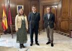 La presidenta de la Asamblea recibe a los codirectores de la Cátedra de Buen Gobierno de lo UMU