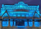 Foto de archivo: fachada principal de la Asamblea Regional iluminada de azul