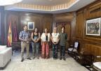 La presidenta de la Asamblea recibe a la Asociación Héroes de Cavite