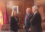La presidenta de la Asamblea recibe al director de la Real Academia de Bellas Artes