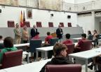 Los estudiantes participantes en el programa Educando en Justicia visitan la Asamblea Regional