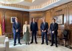 La presidenta de la Asamblea recibe al Hermano Mayor de los marrajos
