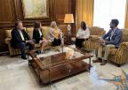 La presidenta de la Asamblea Regional recibe a COEC
