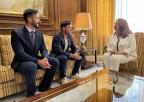 La presidenta de la Asamblea Regional, Visitación Martínez, con la asociación Equipo Europa