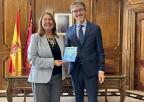 La presidenta de la Asamblea Regional, Visitación Martínez, recibe de manos del consejero de Economía, Hacienda y Empresa, Luis Alberto Marín, el Proyecto de Ley de Presupuestos Generales de la Comunidad Autónoma para 2024