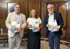 El CEMOP entrega el Barómetro de verano 2025 a la presidenta de la Asamblea Regional, Visitación Martínez.