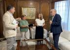 El CEMOP entrega el Barómetro de verano 2025 a la presidenta de la Asamblea Regional, Visitación Martínez.