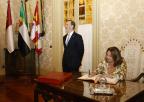 La presidenta de la Asamblea Regional, Visitación Martínez, firmando en el Libro de Honor del Parlament de les Illes Balears