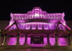 Foto de archivo: la fachada principal de la Asamblea Regional de Murcia iluminada de color fucsia