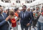 Fernando López Miras recibe las felicitaciones de los invitados tras su reelección como presidente de la Comunidad Autónoma de la Región de Murcia