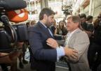 Fernando López Miras recibe las felicitaciones de los invitados tras su reelección como presidente de la Comunidad Autónoma de la Región de Murcia