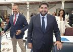 El candidato a la Presidencia de la Comunidad Autónoma, Fernando López Miras, junto al portavoz del grupo parlamentario Popular, Joaquín Segado, antes de retomarse el Debate de Investidura