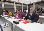 El portavoz del grupo parlamentario Socialista, José Vélez, y la portavoz del grupo parlamentario Mixto (sentándose), María Marín, antes de retomarse el Debate de Investidura