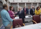 Diputados de los grupos parlamentarios Socialista y Mixto, antes de retomarse el Debate de Investidura