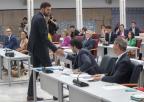 El candidato a la Presidencia de la Comunidad Autónoma, Fernando López Miras, y el portavoz del grupo parlamentario Vox, José Ángel Antelo, dándose la mano tras la intervención del segundo