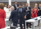 El portavoz del grupo parlamentario Socialista, José Vélez, felicita a Fernando López Miras tras su reelección como presidente de la Comunidad Autónoma