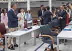 El portavoz del grupo parlamentario Vox, José Ángel Antelo, felicita a Fernando López Miras tras su reelección como presidente de la Comunidad Autónoma
