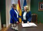 La presidenta de la Asamblea Regional de Murcia, Visitación Martínez, firmando en el Libro de Honor del Parlamento de Canarias 
