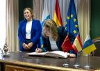 La presidenta de la Asamblea Regional de Murcia, Visitación Martínez, firmando en el Libro de Honor del Parlamento de Canarias 