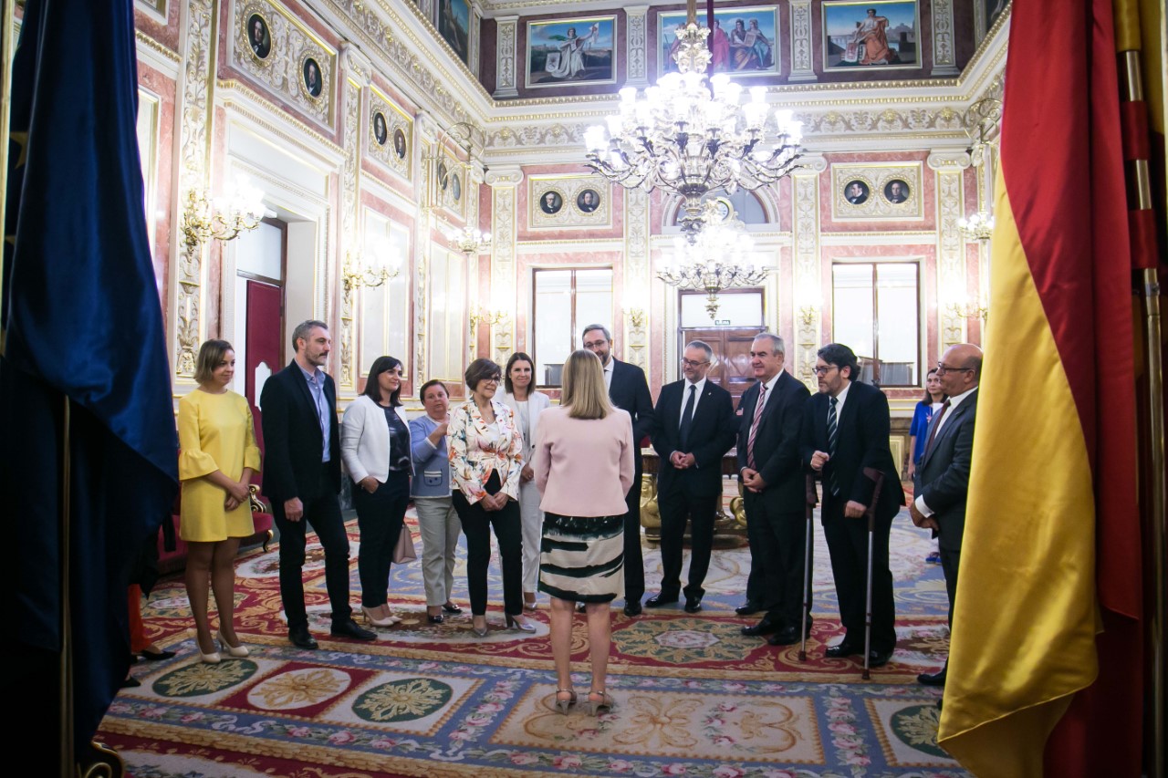 La presidenta del Congreso de los Diputados, Ana Pastor, ha recibido a la delegación del Parlamento regional en el Salón de los Pasos Perdidos