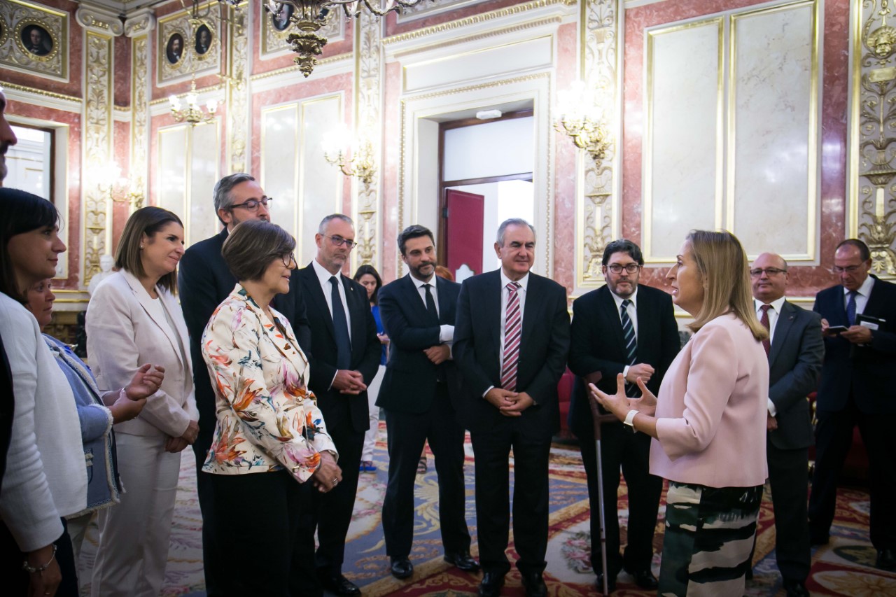 La presidenta del Congreso de los Diputados, Ana Pastor, ha recibido a la delegación del Parlamento regional en el Salón de los Pasos Perdidos