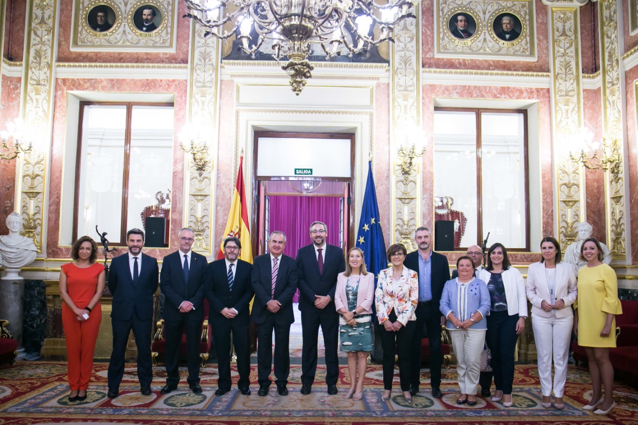 La presidenta del Congreso de los Diputados, Ana Pastor, ha recibido a la delegación del Parlamento regional en el Salón de los Pasos Perdidos